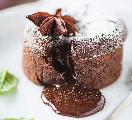 Brownie auf Teller als Lava-Cake mit heißer Schokofüllung.