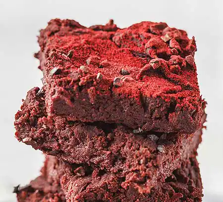 Stapel von veganer Rote-Beet-Brownie mit Schokochips.