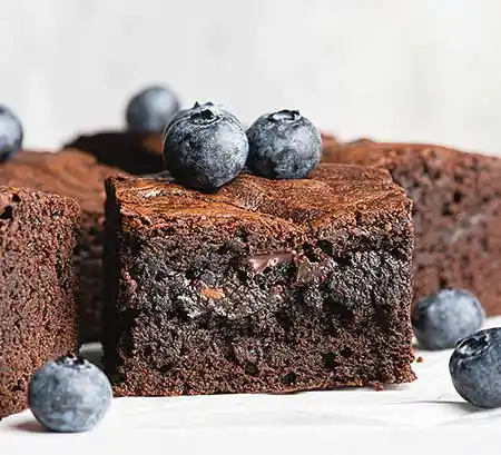 Blaubeer-Brownie mit Topping aus Blaubeeren