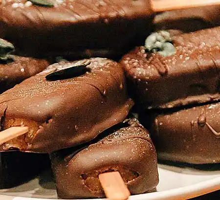 Gestapelte Schoko-Cakesicles.