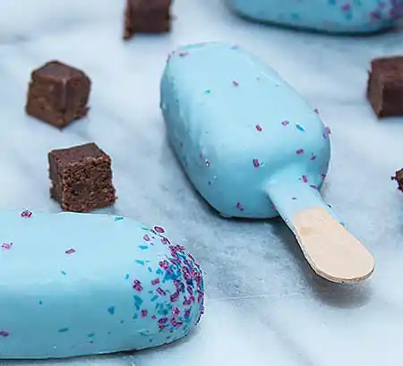 Hellblaue Cakesicles mit Streusel-Topping.