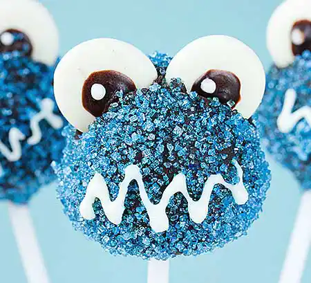Blaue Kinder-Cake-Pops als kleines Monster-Gesicht.