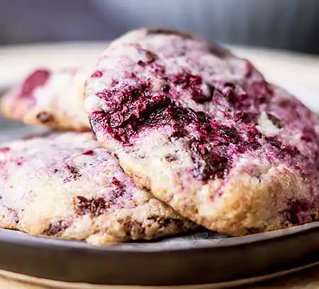 Teller mit Himbeer-Cookies.