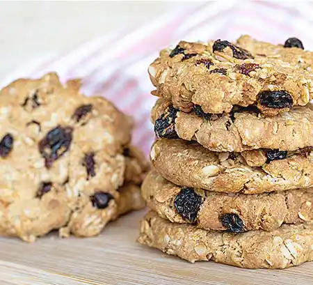 Hafer-Cookies mit Blaubeeren auf Tischdecke.