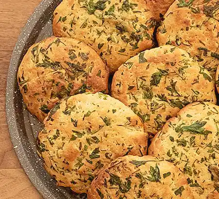 Cookies mit Knoblauch und Kräutern auf Teller.