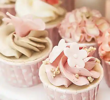 Cupcake mit Erdbeer-Buttercreme-Topping mit Streuseln.