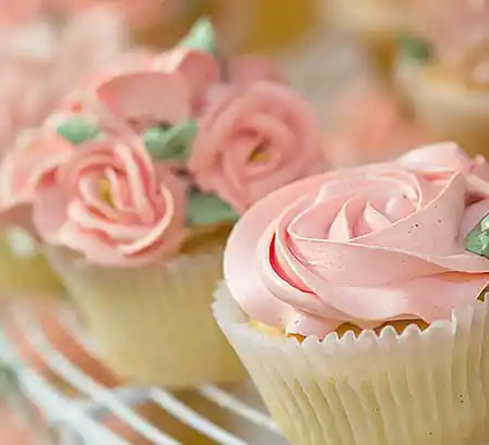 Cupcake mit rosa Buttercreme Topping im Swirl Look.