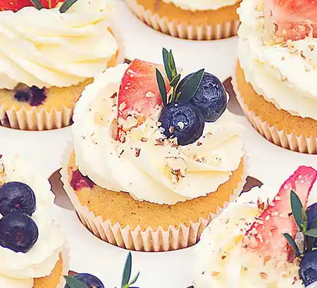 Cupcake mit Buttercreme Topping mit frischen Beeren.