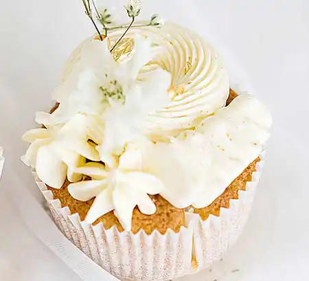 Cupcakes mit Buttercreme Topping in verschiedenen Formen.