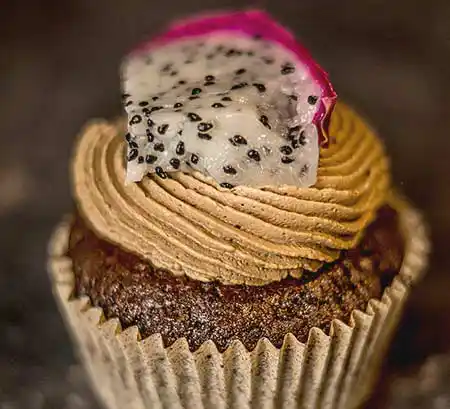 Cupcake mit Schokoladen Buttercreme Topping.