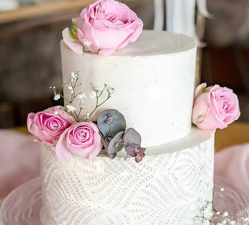 2-stöckige Hochzeitstorte verzeirt mit Blumendekor.