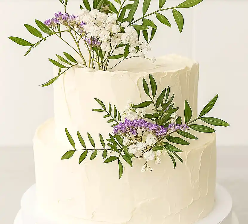 2-stöckige Naked Hochzeitstorte mit Blumendekor.