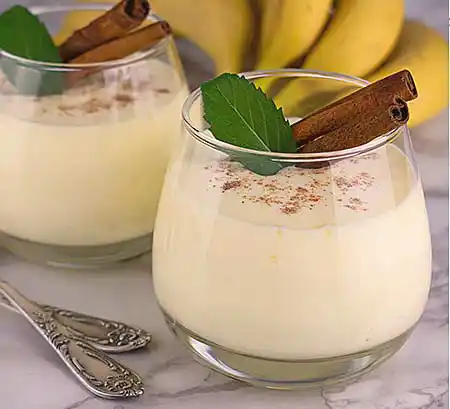 Gläser mit Bananencrème aus frischem Bananenpürre mit Minze und echten Bananen.