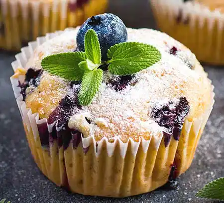 Blaubeer-Muffin mit weißer Schokolade und Minz-Topping..