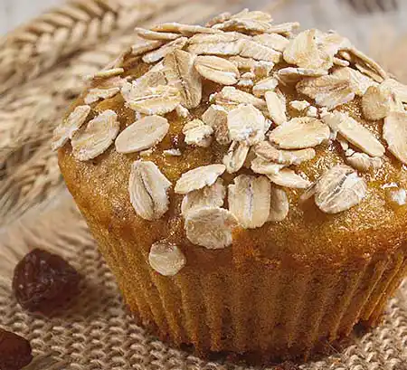 Muffin mit Haferflocken auf Strohsäckchen.