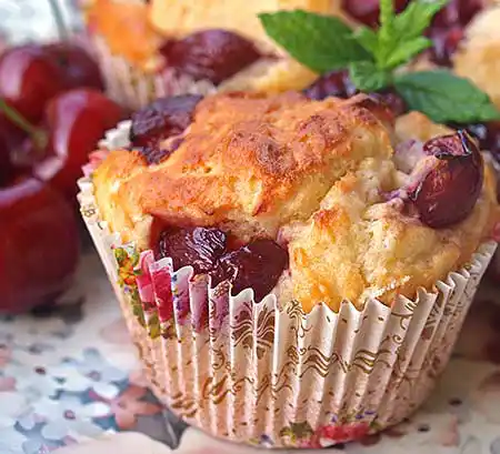 Kirsch-Muffin mit Minz-Topping.