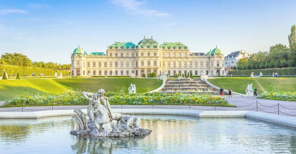Schloß Schönbrunn in Wien von vorne.