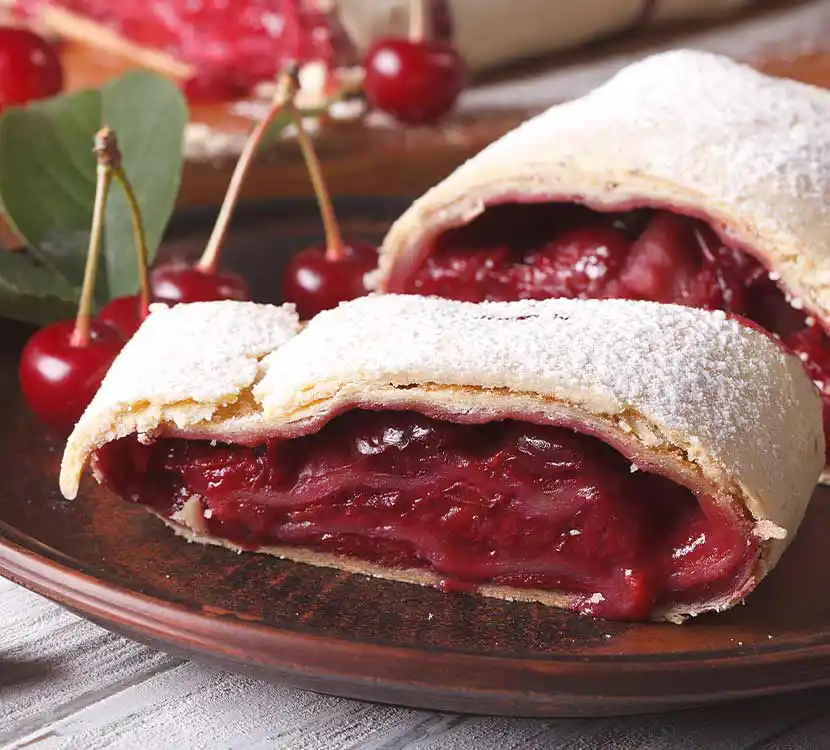 Angeschnittener Kirschstrudel aus Teller.