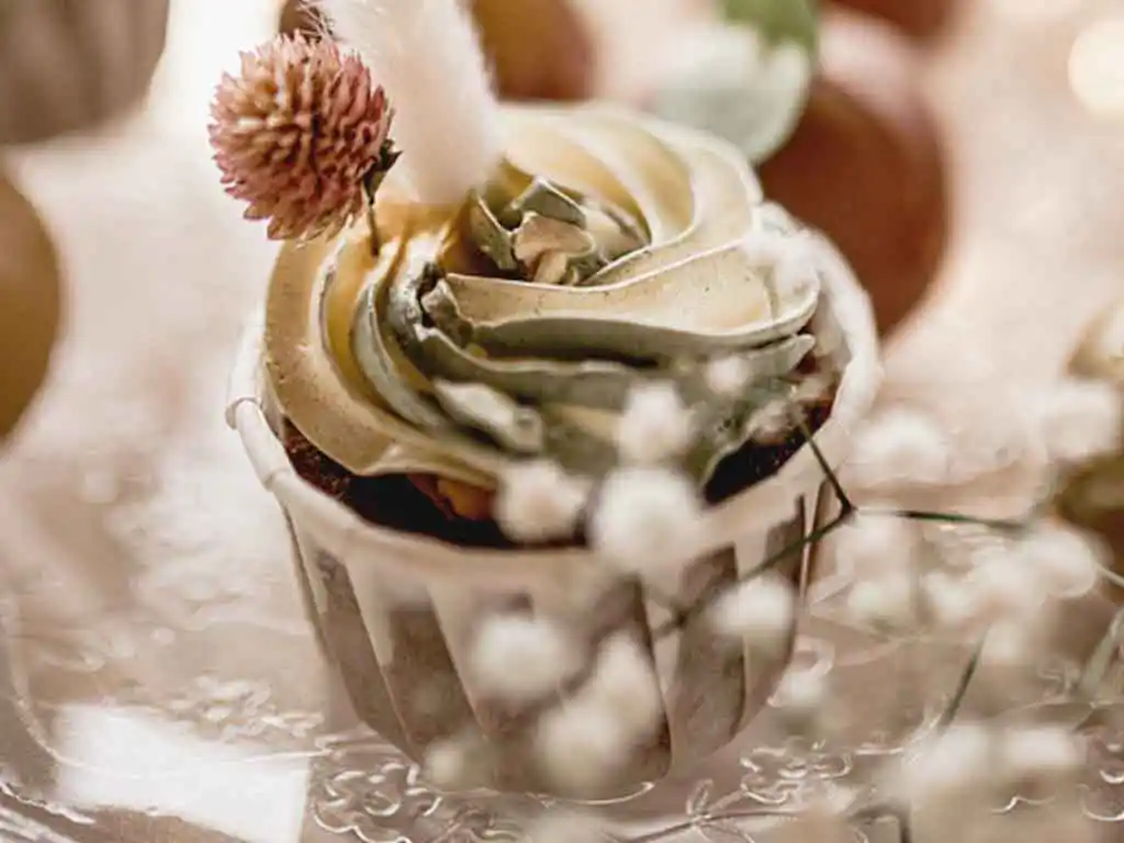 Cupcake im Hombre Look mit Blumendekor.