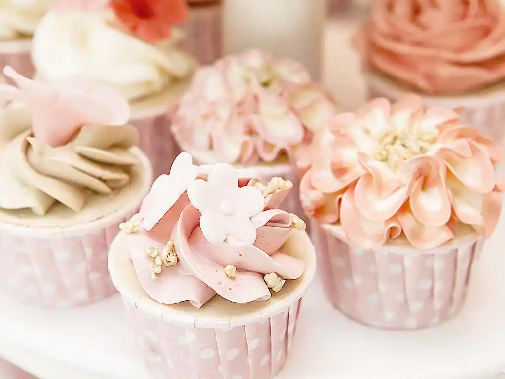 Rosa Cupcakes im Rosendesign.