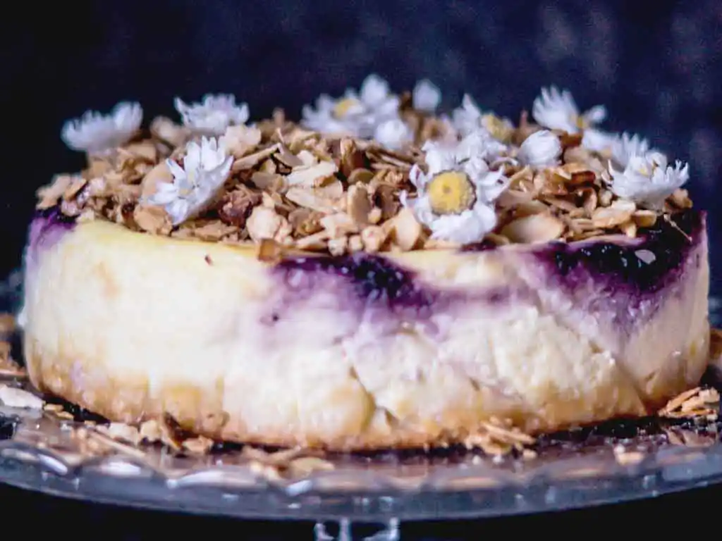 Glastablett mit Kuchen und Blumendekor.