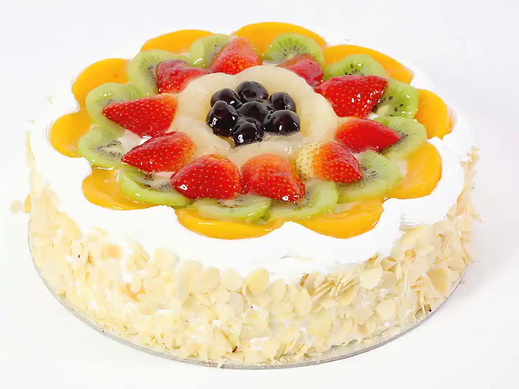 Mandel-Obstkuchen mit Pfirsich, Kiwi, Erdbeere, Litschi und Blaubeeren.