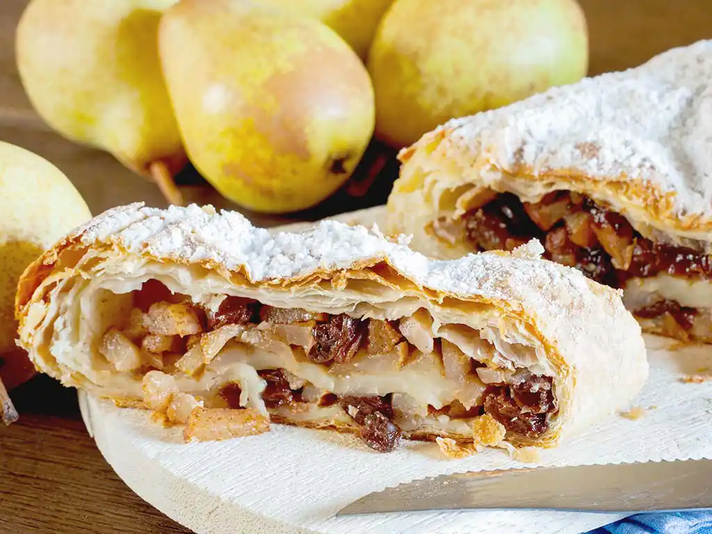 Teller mit Birnen und Birnenstrudel.