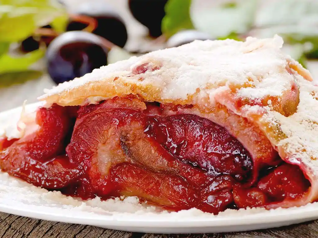 Teller mit Zwetschgen-Strudel.