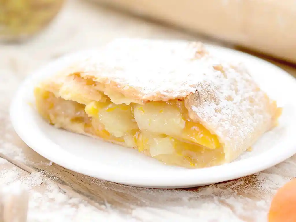 Teller mit Pfirsich-Strudel.