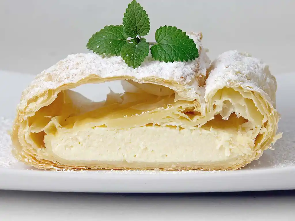 Teller mit Topfen-Strudel.
