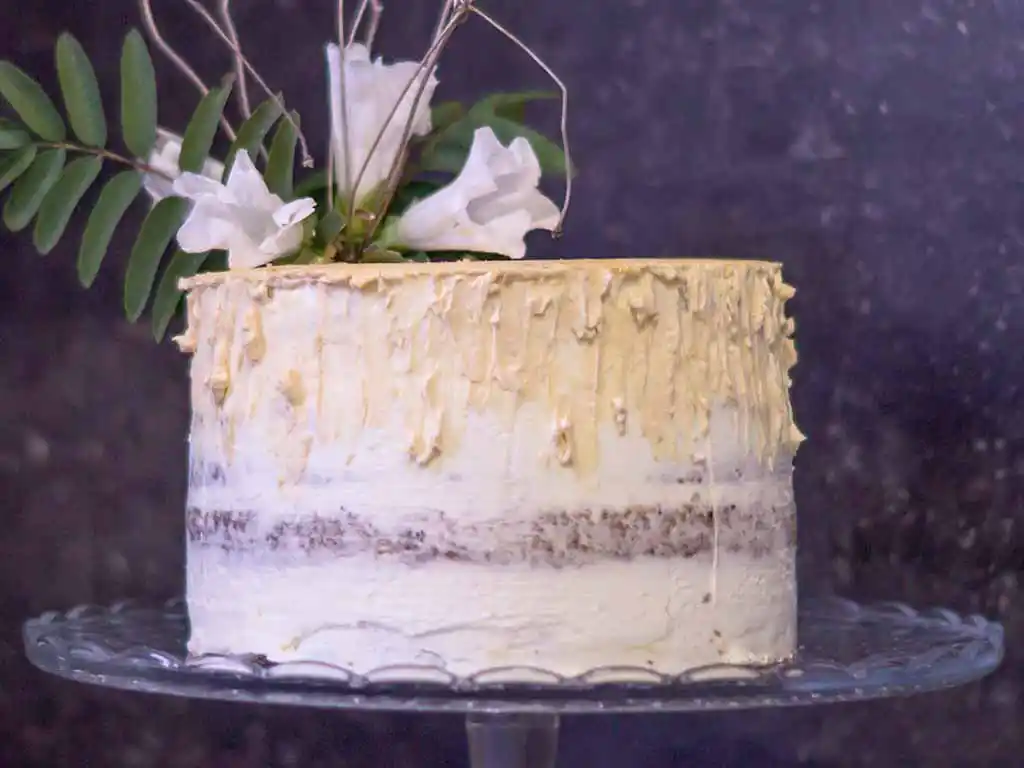 Glastablett mit Torte im Semi Naked Stil vor violettem Hintergrund.