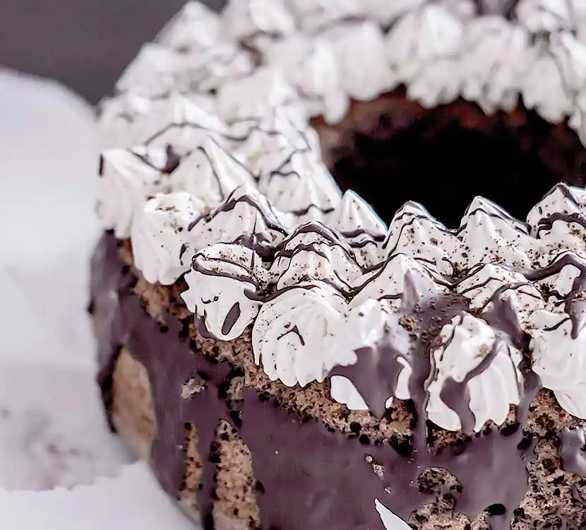 Teller mit Mohn-Schokokuchen und Sahnetopping.