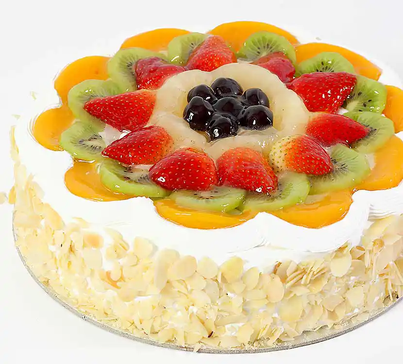 Mandelobstkuchen mit Früchte-Topping.