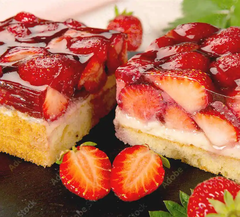 Tablett mit 2 Stück Erdbeerkuchen.