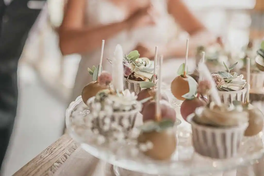 Sweet-Table für Hochzeit mit Cakepops und Cupcakes