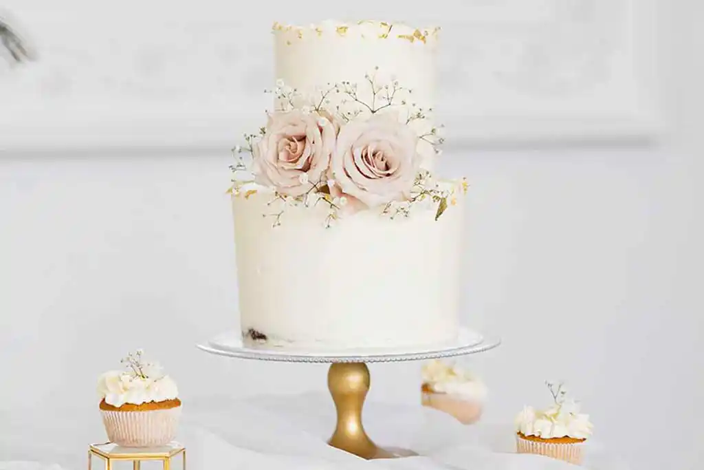 2-stöckige Hochzeitstorte mit Blumendekor, Farbthema weiß.