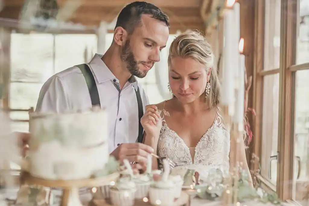 Brautpaar kostet Hochzeitstorte