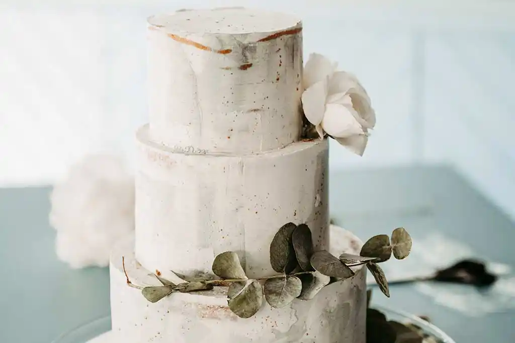 3-stöckige Hochzeitstorte, Farbthema grau und grün.
