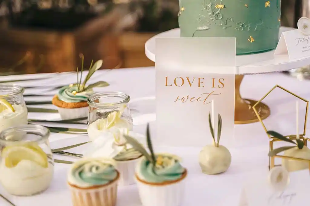 Hochzeit im Garten mit Sweet Table und Hochzeitstorte